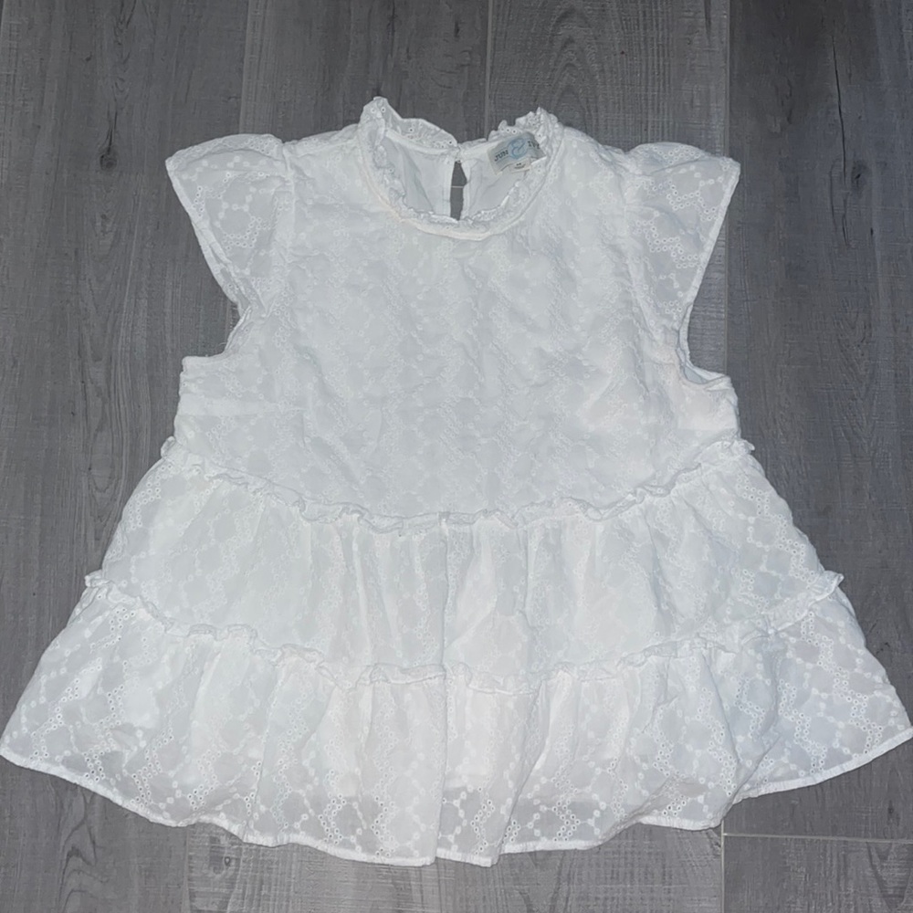 Jun & Ivy White Blouse. Size Medium